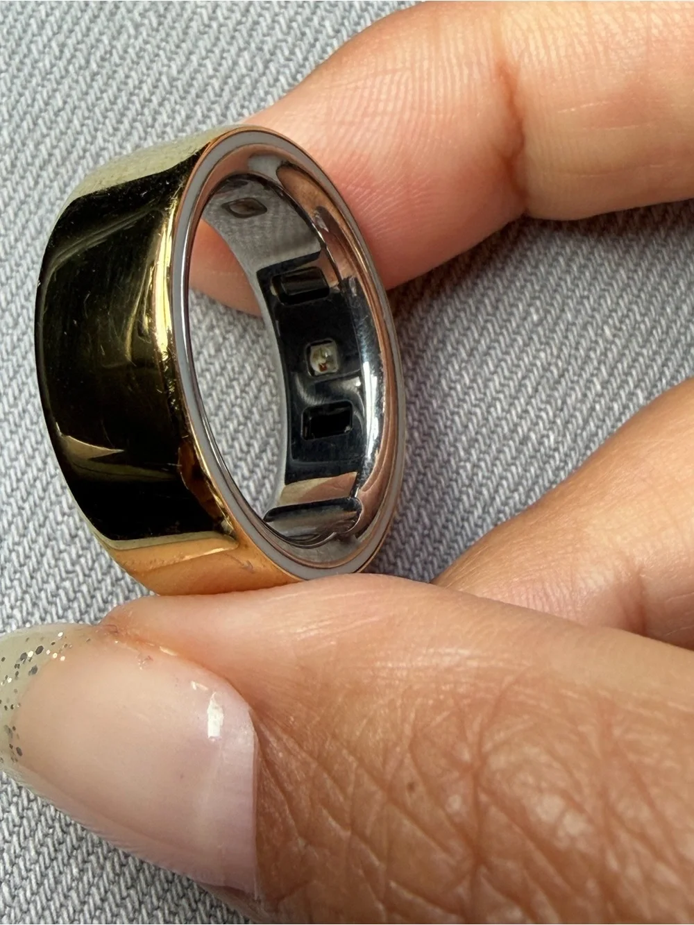 Oura Ring 4 in Gold Finish - excellent condition